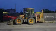 Фото компанії Екскаватор-навантажувач
