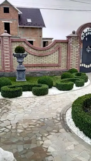 Фото компанії Фігурна стрижка кущів, туй