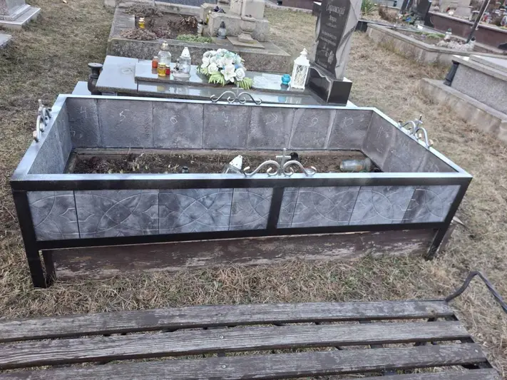 Фото компанії Надгробки на могилах