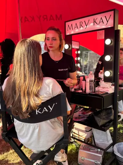 Фото компанії Лідер компанії "Mary Kay"